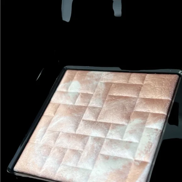 Bobbi Brown Highlighting Powder - Picture 8 of 16